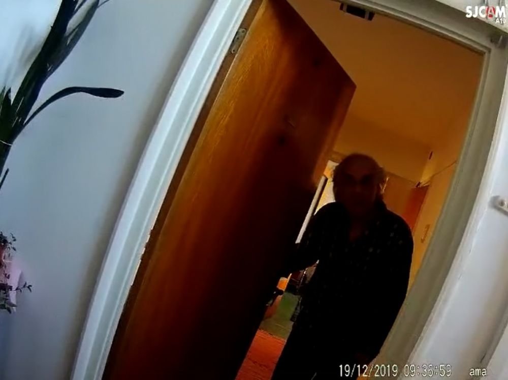 Bătrânul care a lovit cu bestialitate un polițist a murit în pușcărie