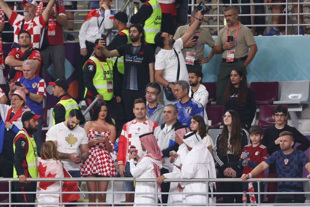Finalista Miss Croația, din nou virală pe net! Arabii au pozat-o instant când au văzut-o în tribunele Campionatului Mondial