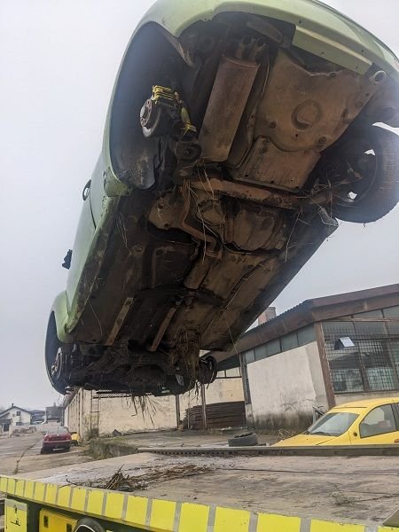 O mașină Volkswagen Beetle implicată într-un accident, prădată de hoți:"Ofer 500 euro pentru cele 3 roți” FOTO