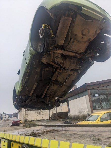 O mașină Volkswagen Beetle implicată într-un accident, prădată de hoți:"Ofer 500 euro pentru cele 3 roți” FOTO