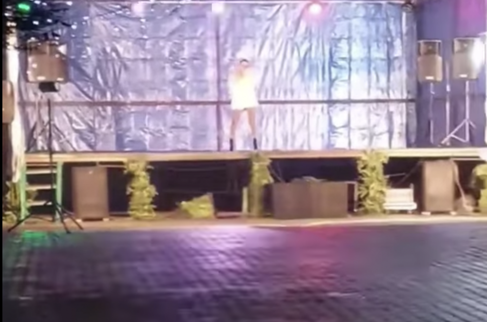 O artistă a cântat într-o piață goală, la Târgul de Crăciun din Calafat