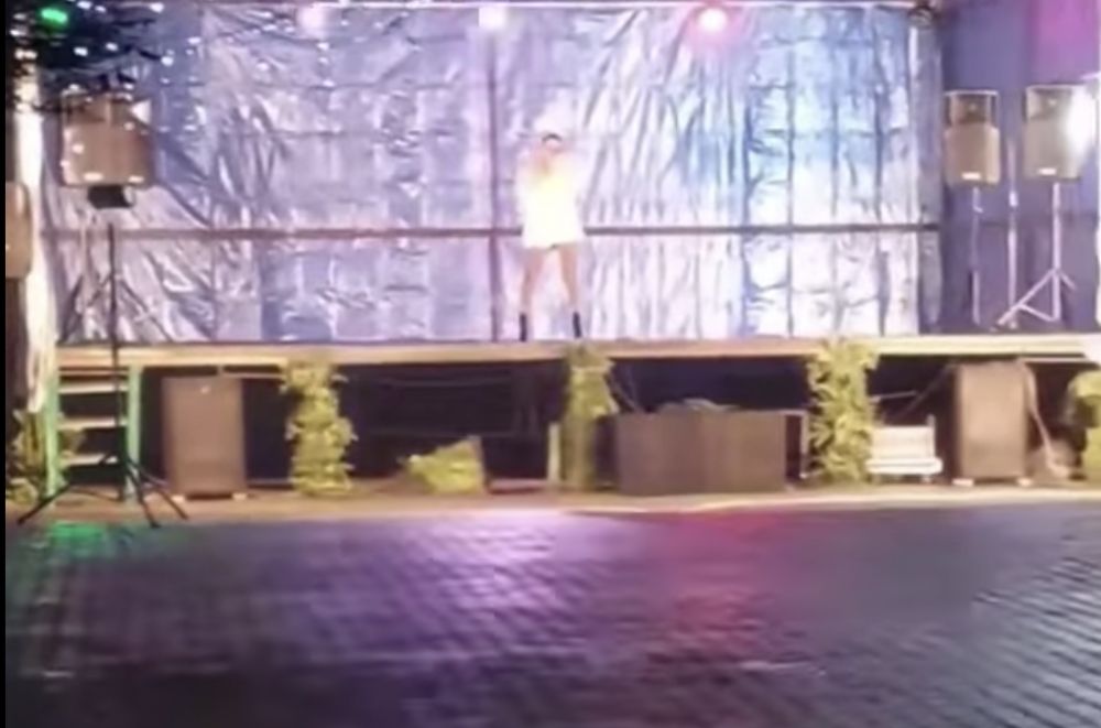 O artistă a cântat într-o piață goală, la Târgul de Crăciun din Calafat