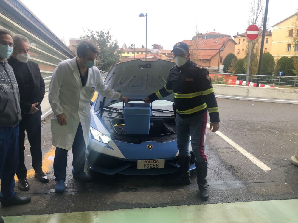 Misiune de urgență! Au livrat doi rinichi cu un Lamborghini Huracan, cu peste 600 de cai putere - FOTO