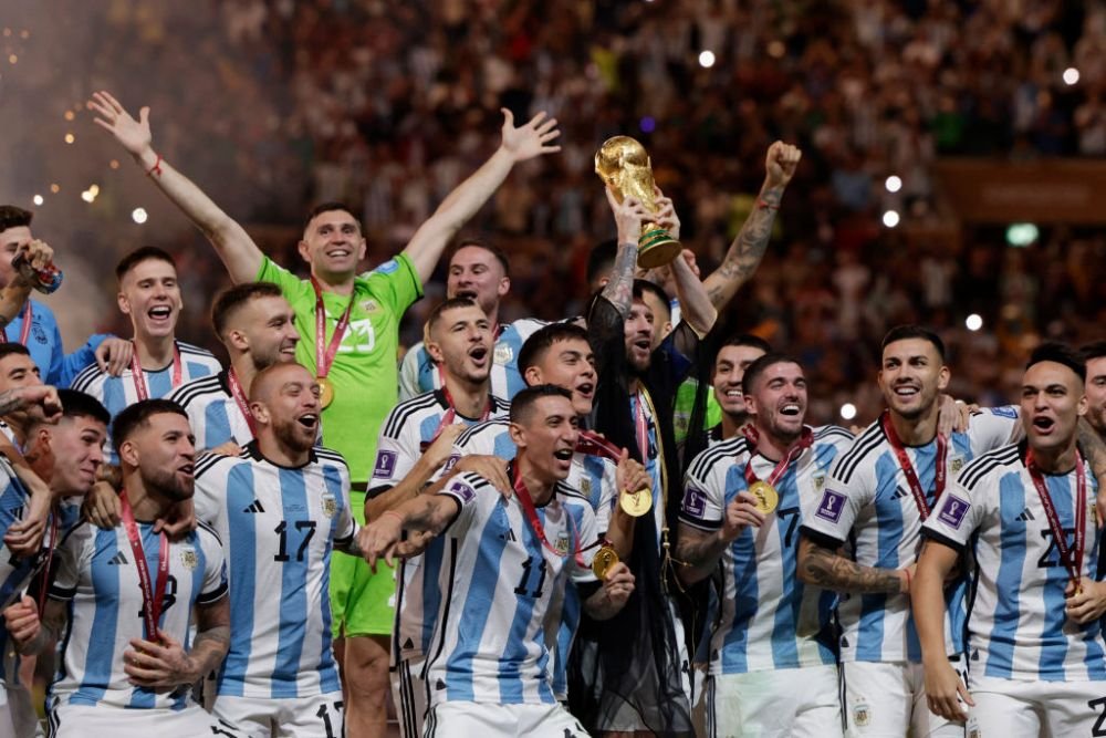 Ce se putea întâmpla dacă Messi refuza să poarte mantia pe care au pus-o arabii peste el