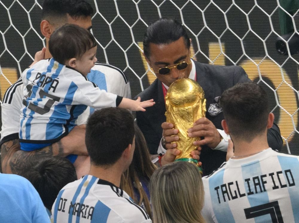 FIFA va lua măsuri, după ce Salt Bae a intrat pe teren după finala Cupei Mondiale din Qatar și a pupat trofeul