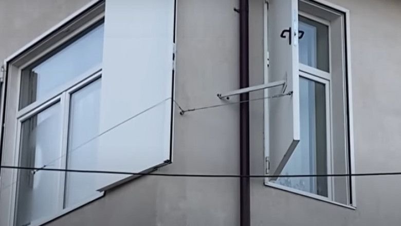 Val de comentarii după ce au apărut imagini cu școala care are uși la ferestre: „Dorel loveşte din nou!" - VIDEO