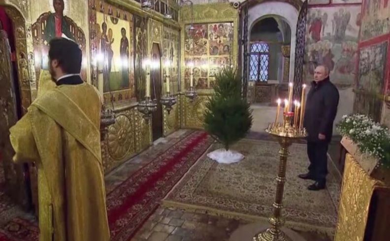Unicat în istorie! Vladimir Putin a participat singur în biserică la slujba de Crăciun la Kremlin - VIDEO
