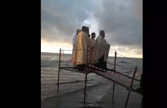 Un preot a căzut în mare când a vrut să arunce crucea de Bobotează: „A căzut popa, bă!” VIDEO