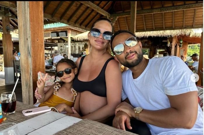 Chrissy Teigen a născut! Cântăreţul John Legend a făcut marele anunț la un concert