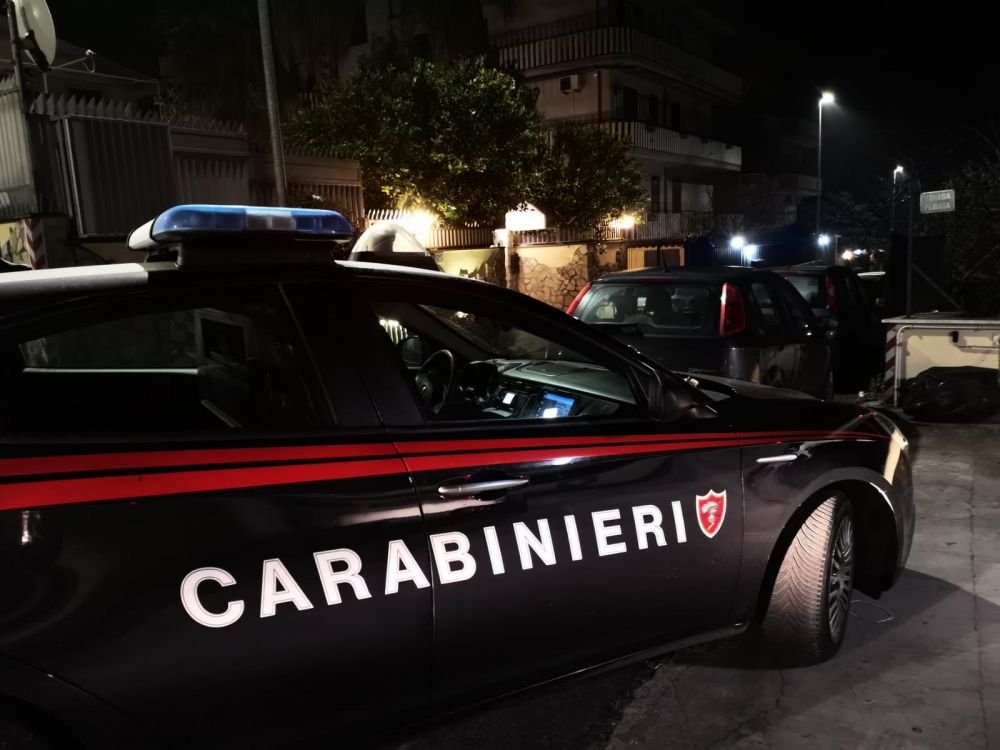 Incident teribil: o bătrână din Italia s-a aruncat de la balcon și a căzut peste o româncă
