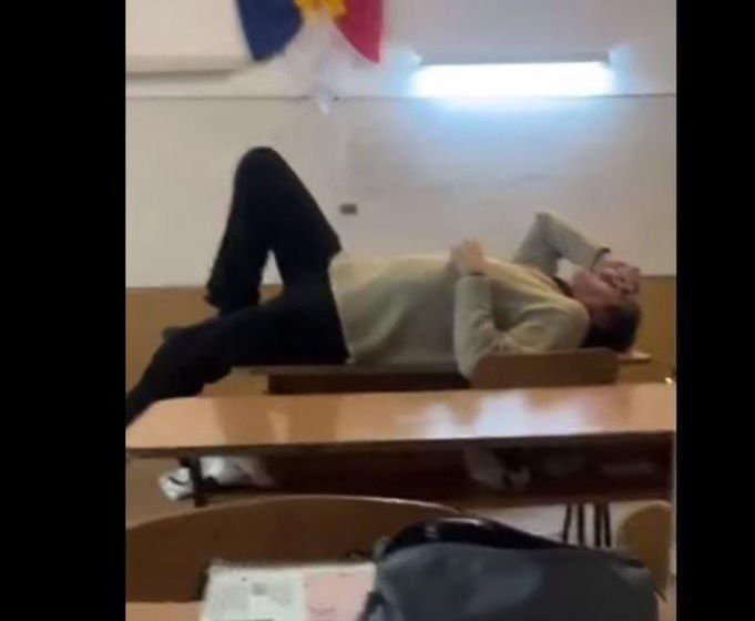 Profesor filmat cum stă întins pe catedră. Elevă: „Domnu’, vreți să vă facem un masaj? VIDEO