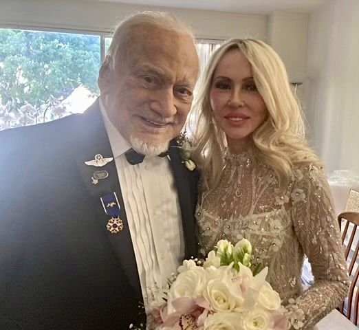 La 93 de ani, astronautul Buzz Aldrin s-a căsătorit cu o româncă: "Suntem la fel de entuziasmaţi ca nişte adolescenţi” FOTO