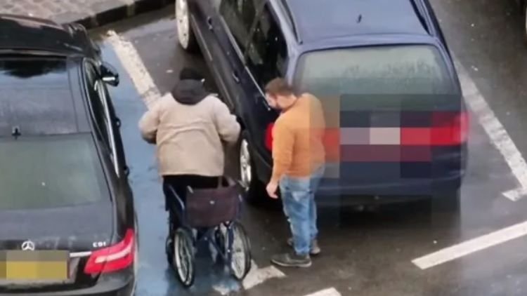 Cerșetor în scaun cu rotile, surprins în timp ce se ridică în picioare. Un polițist a filmat întreaga scenă VIDEO