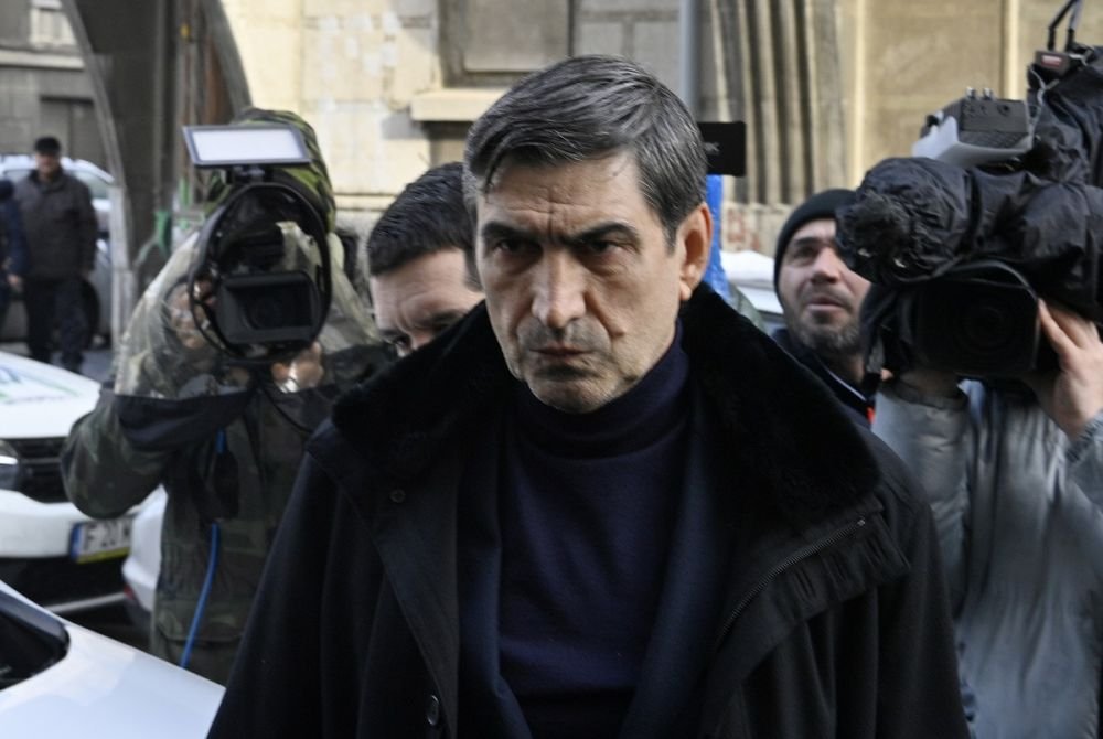 Victor Pițurcă, replică acidă în fața sediului DNA: „Dacă te dai cu ruj, vorbim”