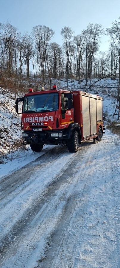 Operațiune de salvare ca în filme! Bărbat salvat dintr-o mașină aflată pe marginea prăpastiei - FOTO