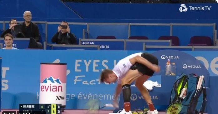 Criză de nervi pe terenul de tenis: a distrus 3 rachete în 30 de secunde! VIDEO