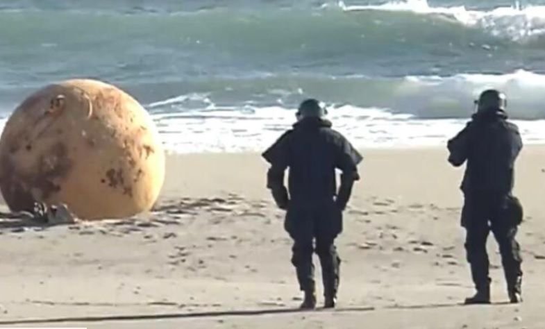 O minge gigantică din fier a eșuat pe o plajă. Nimeni nu știe de unde a apărut misteriosul obiect - VIDEO