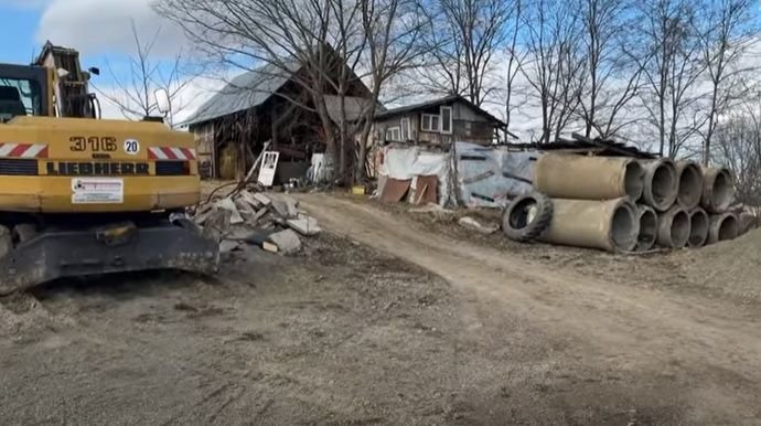 Un pod de beton din Suceava a fost furat într-o singură noapte. Localnicii au sunat la 112 VIDEO