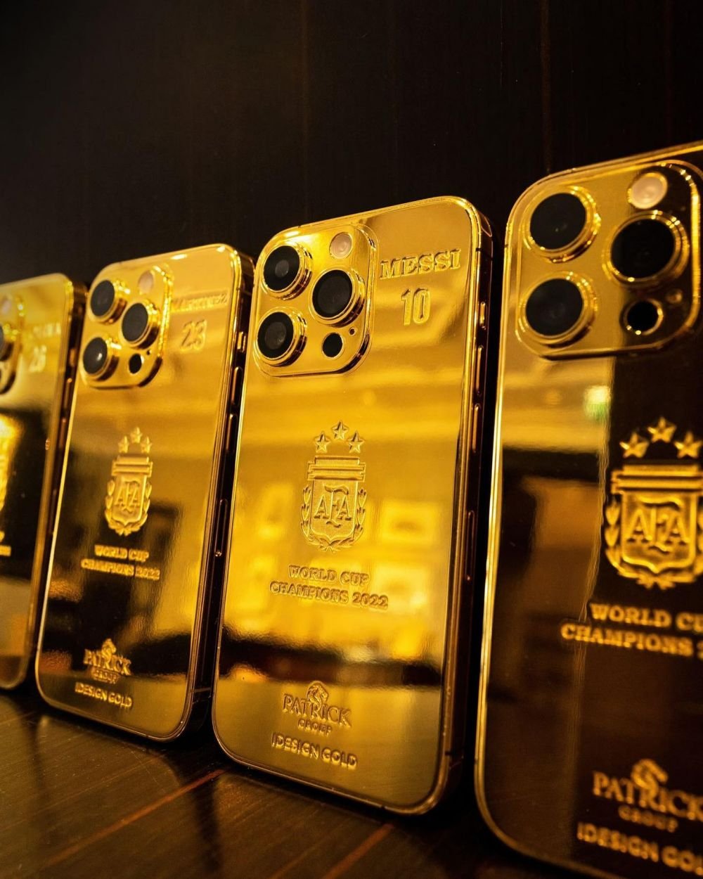 Lionel Messi le-a făcut cadou 35 de telefoane din aur colegilor din națională. Cât a plătit? FOTO