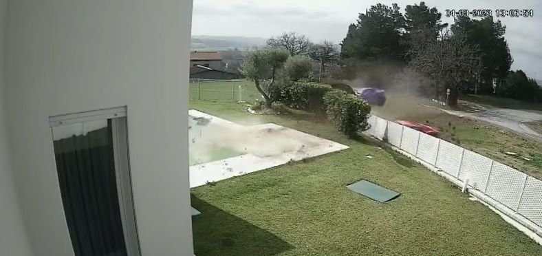 Accident bizar! Momentul în care două mașini Ferrari intră în gardul unei vile - VIDEO