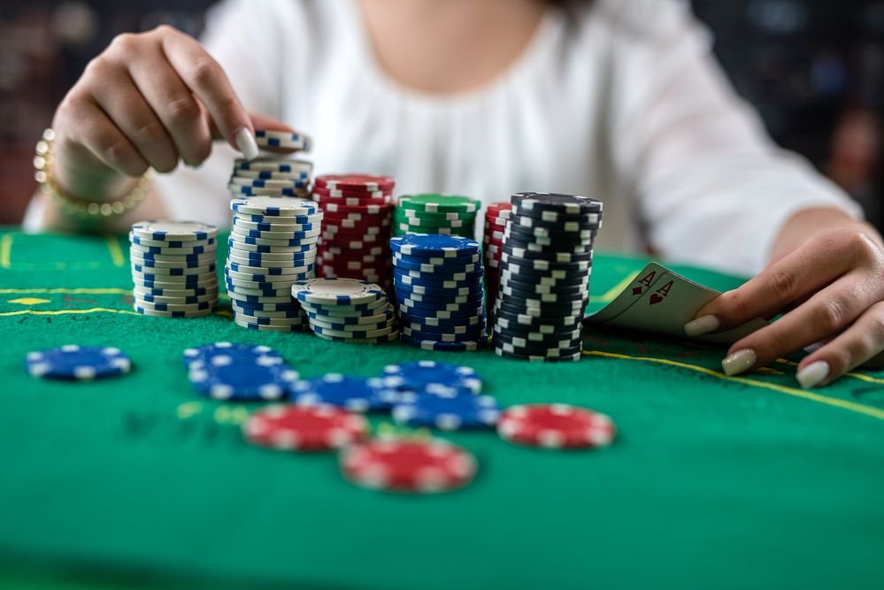 Poveste incredibilă: Cum a pierdut un român 12.000 de lire în timp ce iubita lui făcea duș