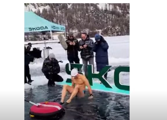 A stabilit un nou record: s-a scufundat 52 de metri sub gheață, dintr-o singură respirație și fără costum de neopren VIDEO