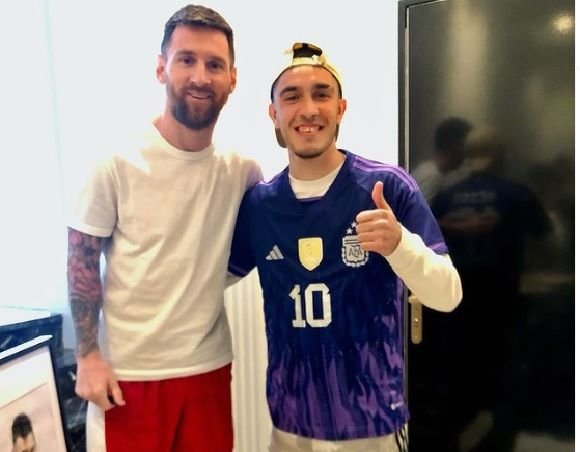 Un fan a stat 10 ore în fața casei lui Messi. Antonela, soţia fotbalistului, l-a invitat în locuință - FOTO