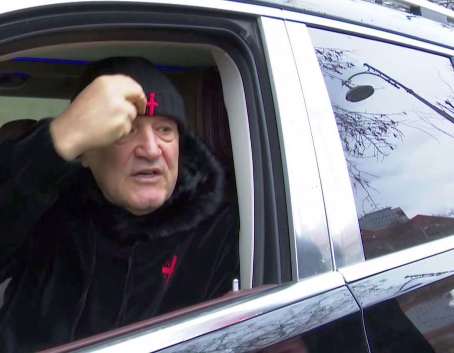 Adevărul despre ținutele cu cruce purtate de Gigi Becali. Câți bani i-a dat lui Alexandru Ciucu pentru a i le crea