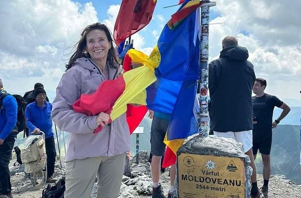 Klaus și Carmen Iohannis au urcat pe Vârful Moldoveanu. Cât costă geaca președintelui României FOTO