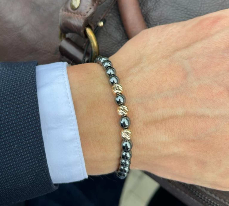 (P) Accesoriile de Lux pentru Bărbați: De ce Brățările cu Biluțe de Aur Sunt Must-Have în Garderoba Masculină