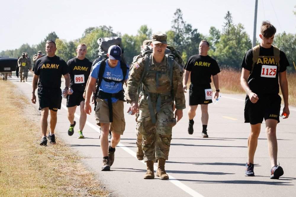 Cum să slăbești practicând rucking-ul? Militarii din întreaga lume trebuie să treacă această probă