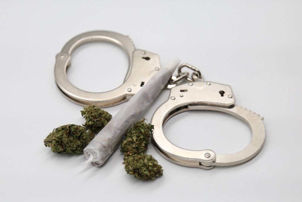 O femeie a mers la poliție după ce a consumat droguri, speriată din cauza halucinațiilor. L-a pârât și pe cel cu care era