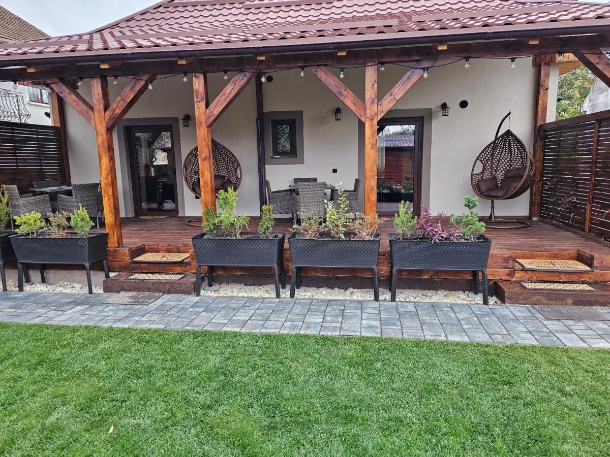 Cât costă o noapte de cazare la pensiunea lui Marian Godină din Brașov - FOTO&VIDEO