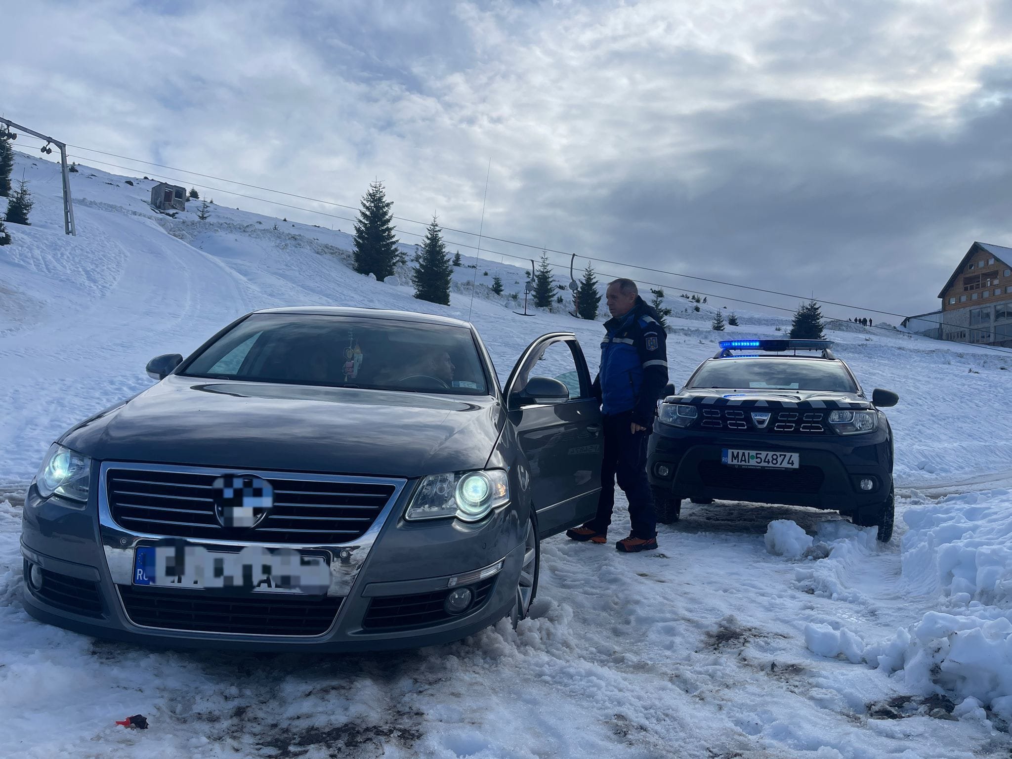 Un turist a intrat cu maşina pe două pârtii, pentru a nu căra bagajele până la locul de cazare. Nu e singurul caz FOTO