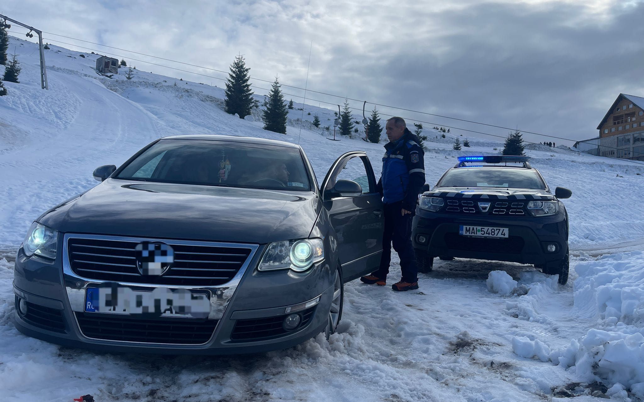 Un turist a intrat cu maşina pe două pârtii, pentru a nu căra bagajele până la locul de cazare. Nu e singurul caz FOTO