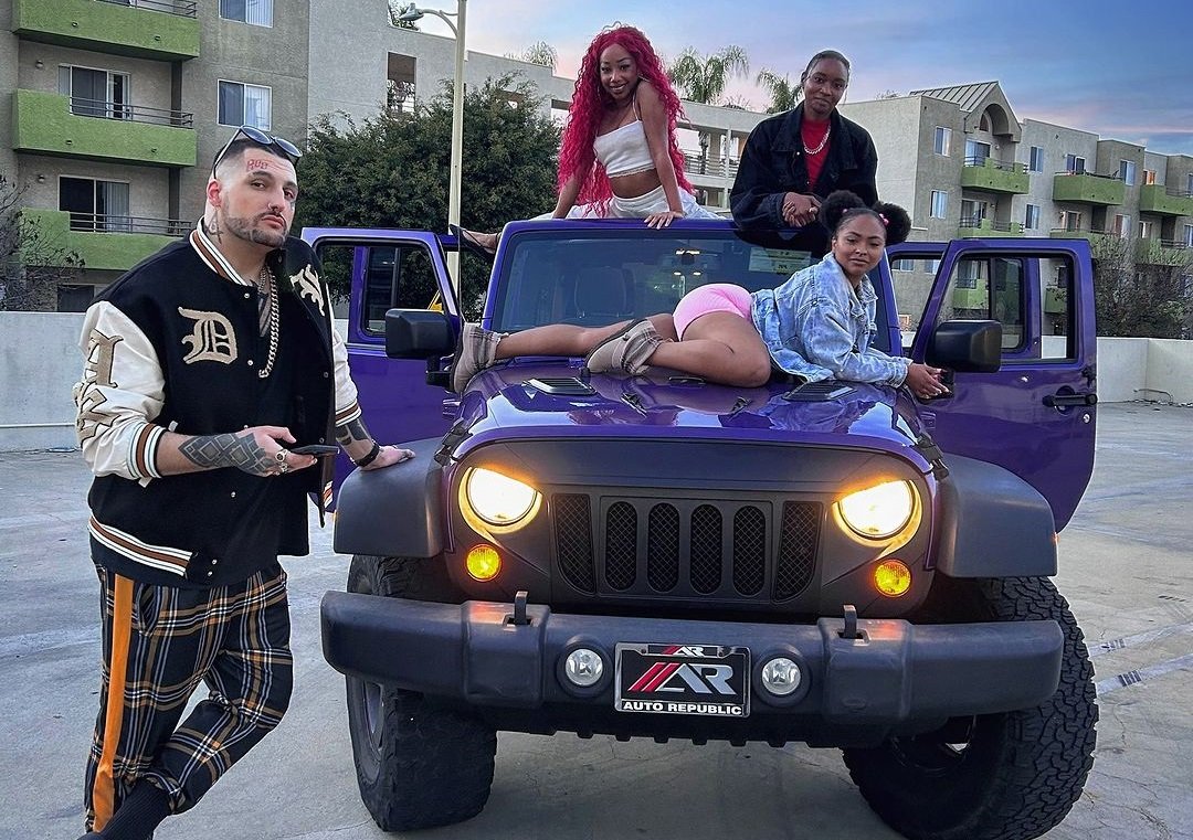 Povestea fabuloasă a lui LX Xander, bărbatul care își caută încă o iubită: „Am deja șase și sunt îndrăgostit de toate”
