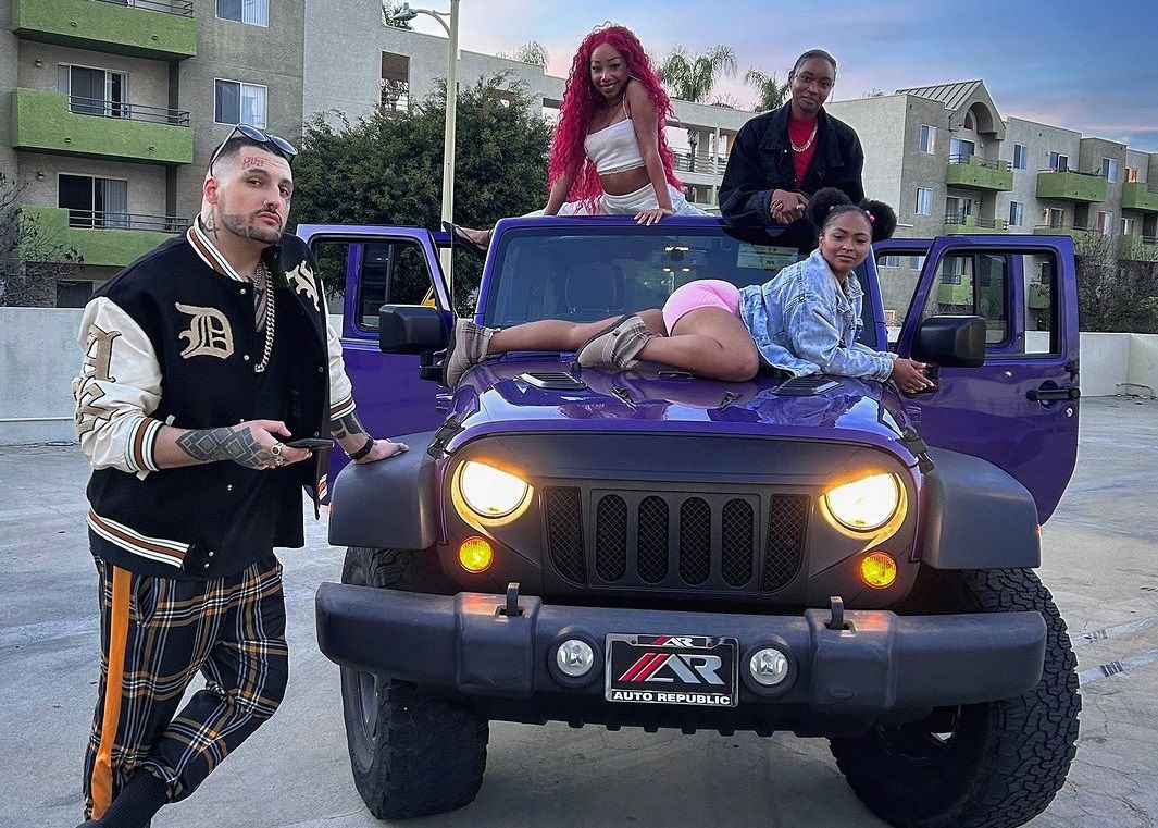 Povestea fabuloasă a lui LX Xander, bărbatul care își caută încă o iubită: „Am deja șase și sunt îndrăgostit de toate”
