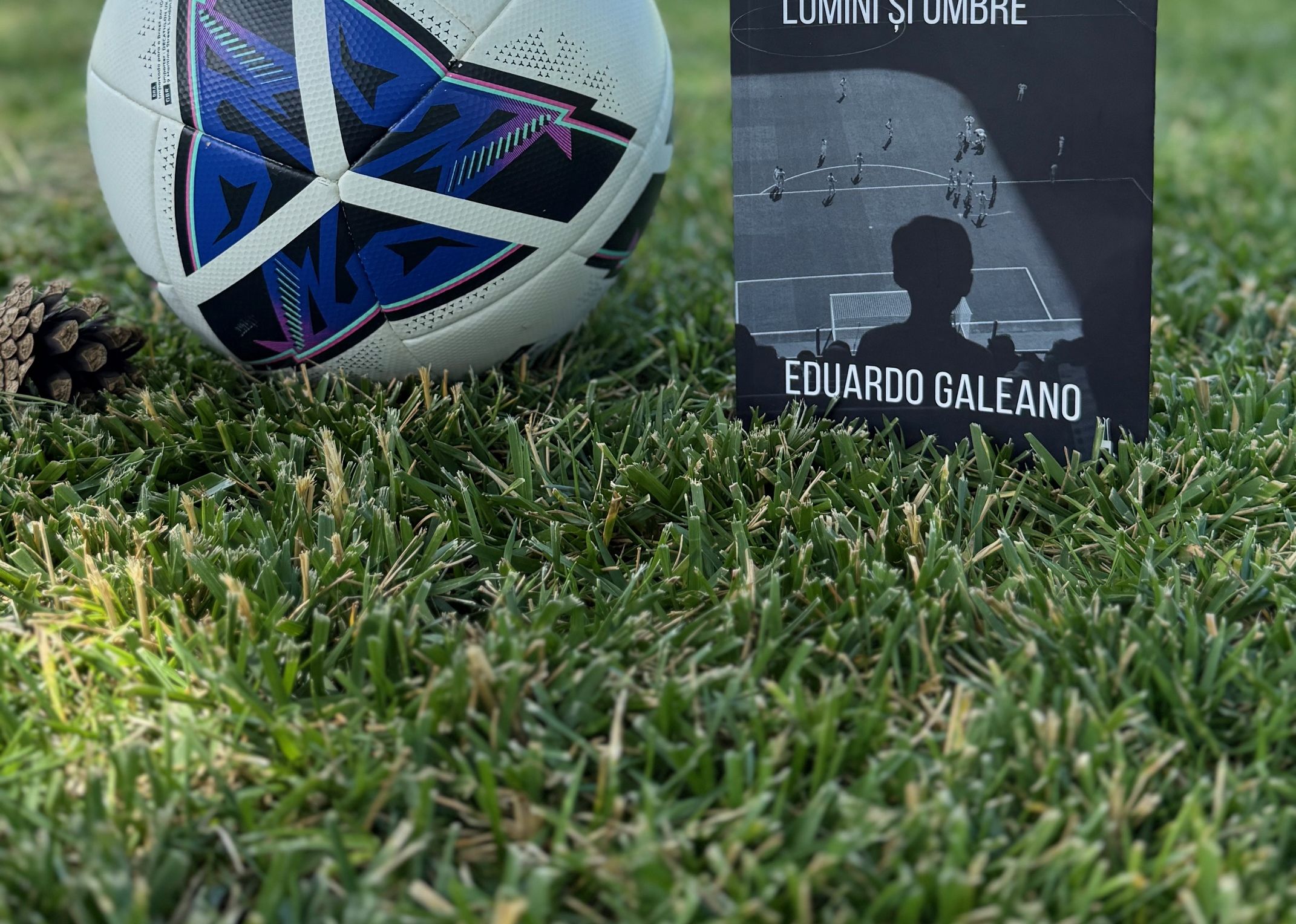 „Fotbalul. Lumini și umbre”, de Eduardo Galeano, recomandată de Federația Română de Fotbal, este o carte-reper despre cel mai iubit sport de pe planetă